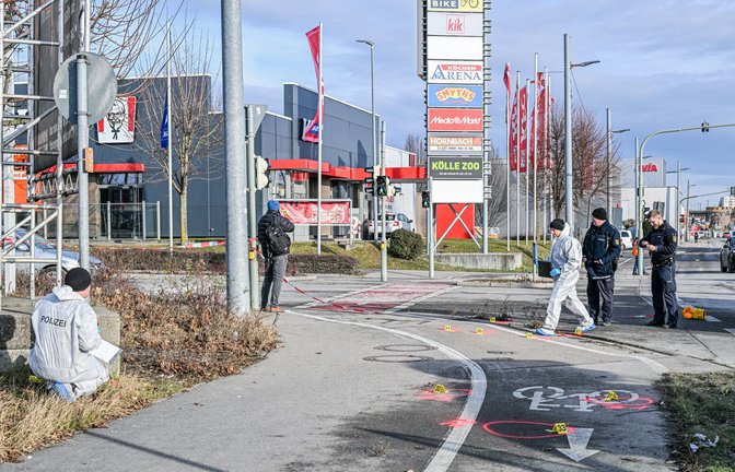 Mitarbeiter der Spurensicherung der Polizei arbeiten an einem Tatort.<span class='image-autor'>Foto: Jason Tschepljakow/dpa</span>