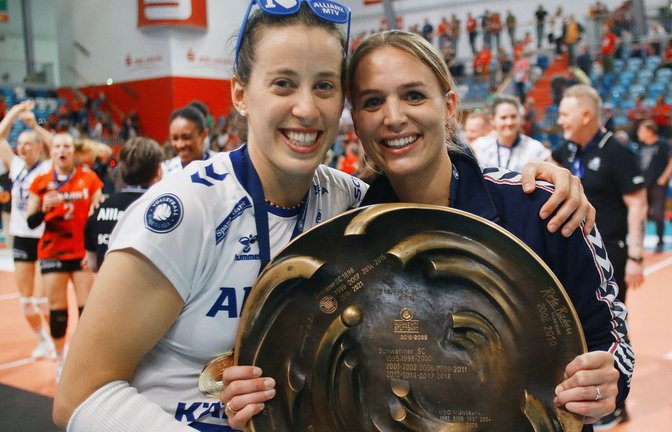 Fördern und fordern: Maria Segura Pallerés und Kim Renkema, die damalige Sportdirektorin von Allianz MTV Stuttgart, bei der Meisterfeier 2023.<span class='image-autor'>Foto: Baumann</span>
