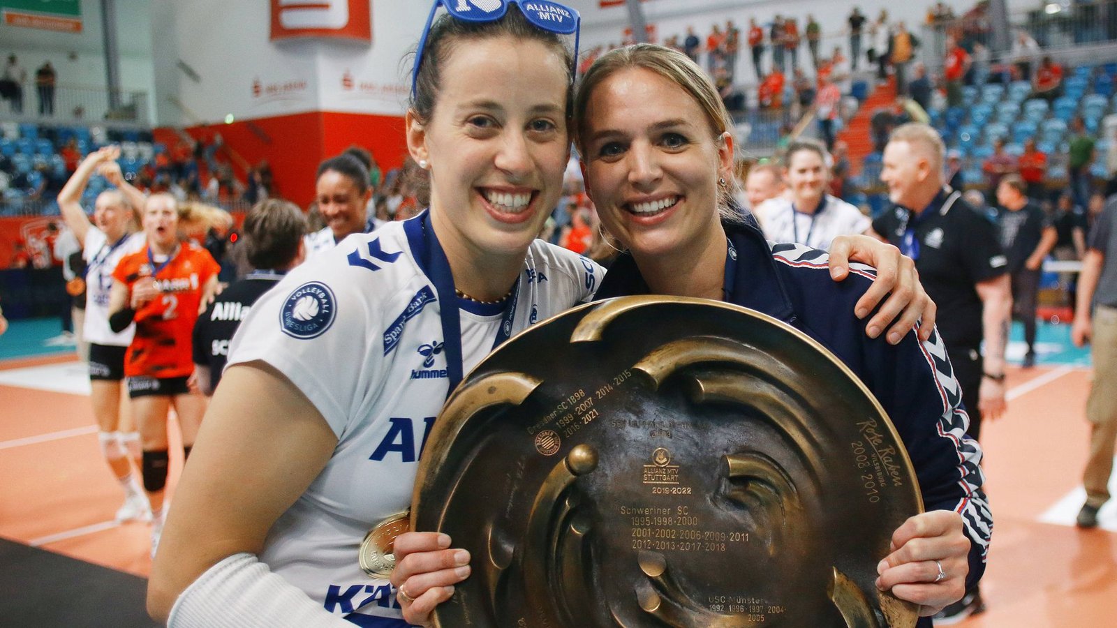 Fördern und fordern: Maria Segura Pallerés und Kim Renkema, die damalige Sportdirektorin von Allianz MTV Stuttgart, bei der Meisterfeier 2023.Foto: Baumann