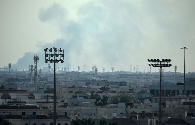 Rauch steigt in der Nähe einer Militärbasis in Katar auf. Hier soll ein Iranischer Gegenschlag abgewehrt worden sein.<span class='image-autor'>Foto: AFP/MAHMUD HAMS</span>