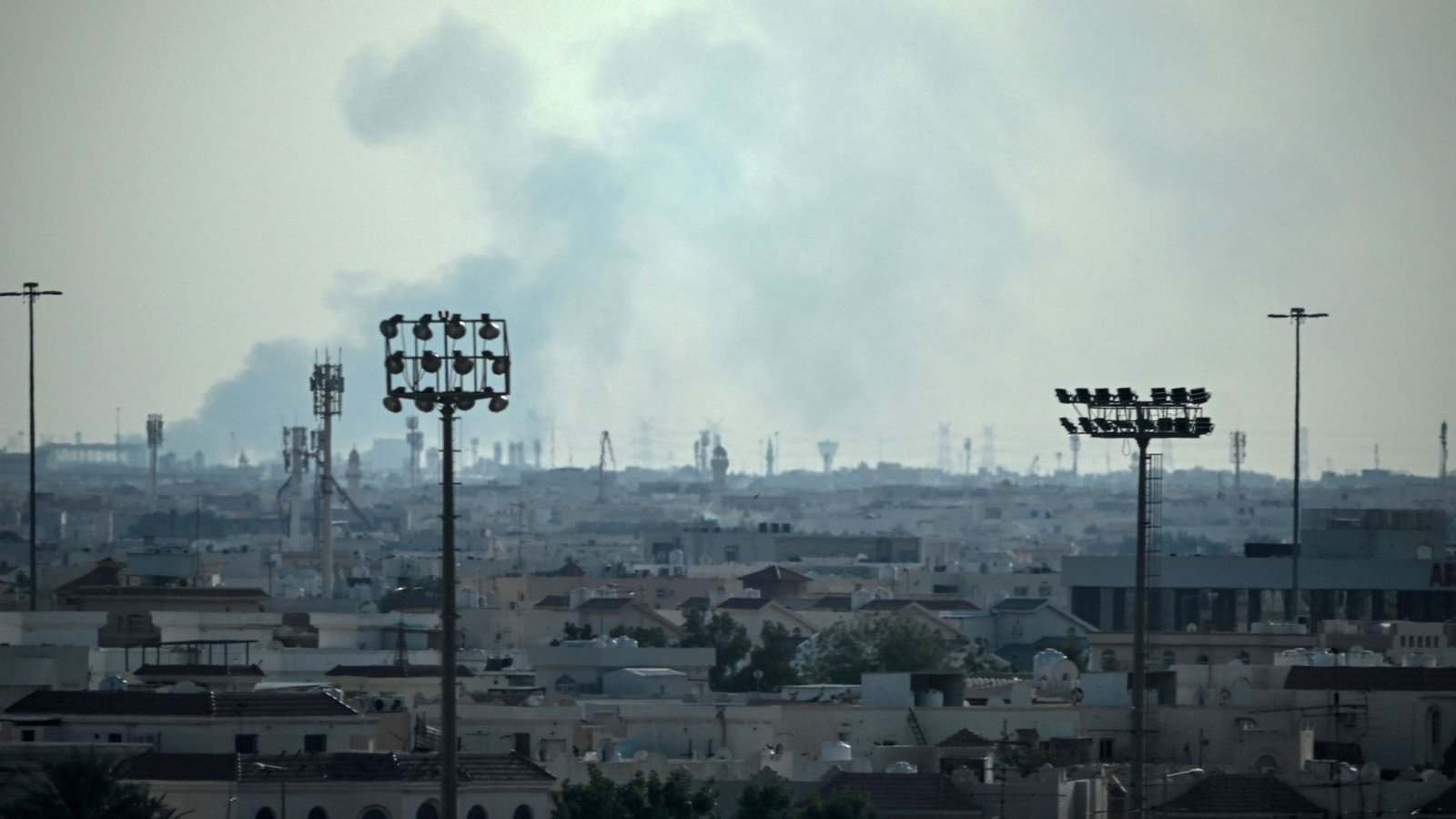 Rauch steigt in der Nähe einer Militärbasis in Katar auf. Hier soll ein Iranischer Gegenschlag abgewehrt worden sein.Foto: AFP/MAHMUD HAMS
