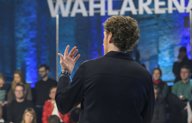 Das Moderationsduo Louis Klamroth (hier im Bild) und Jessy Wellmer in der ARD-„Wahlarena“<span class='image-autor'>Foto: IMAGO/HMB-Media/IMAGO/Uwe Koch</span>