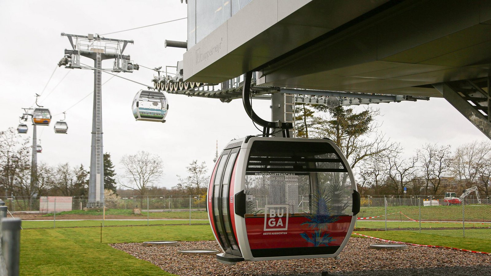 Eine Seilbahn verbindet die beiden Ausstellungsgelände.Foto: IMAGO/masterpress/IMAGO/Markus Prosswitz / masterpress