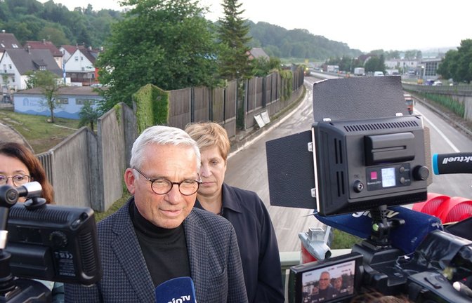 Innenminister Thomas Strobl (CDU) machte sich im Juni ein Bild von der Lage in Ebersbach an der Fils.<span class='image-autor'>Foto: dpa/Lion Metzger</span>