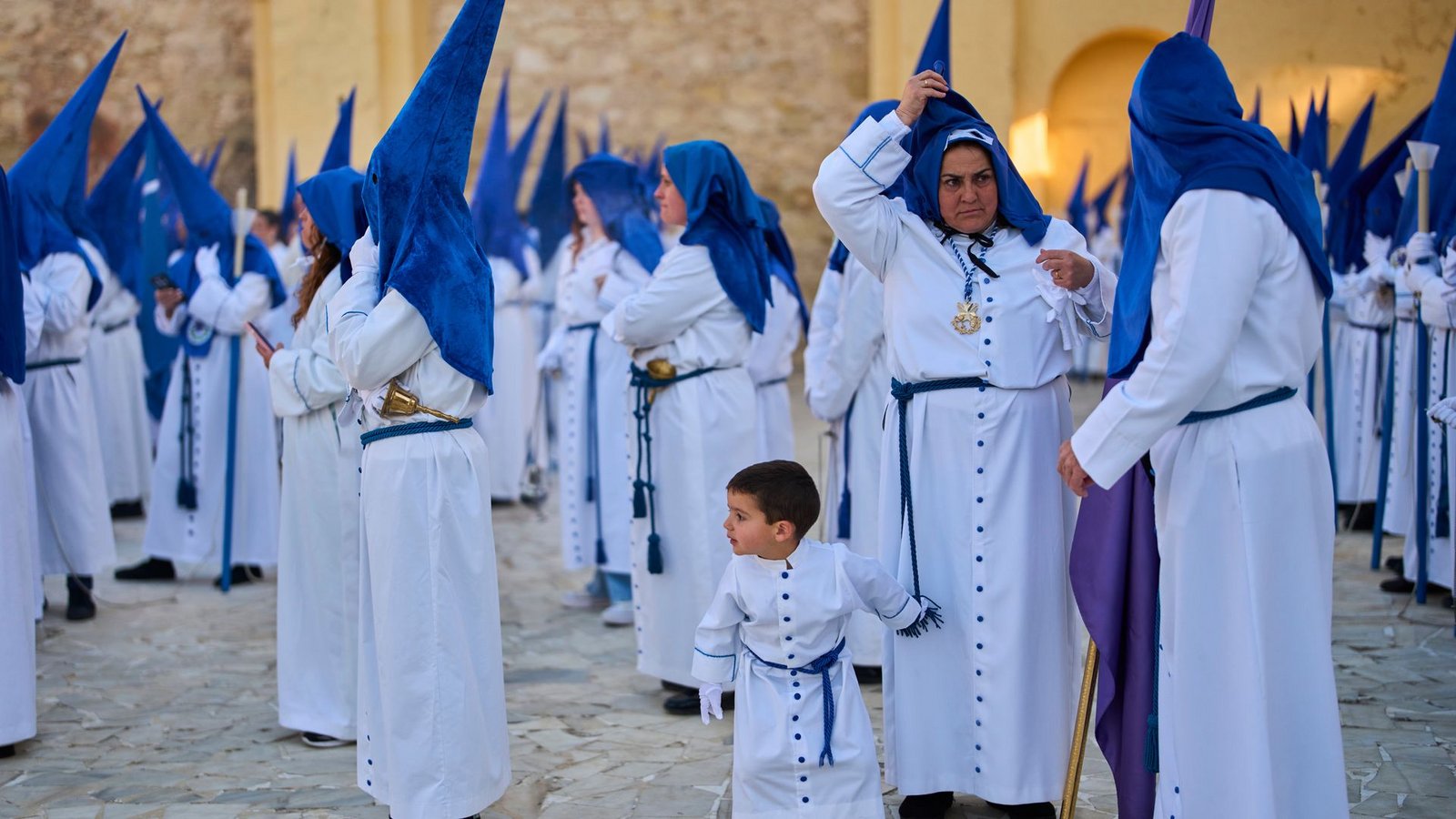 Vermummte Büßer nehmen an einer Prozession in Südspanien teil.Foto: Manu Fernandez/AP/dpa