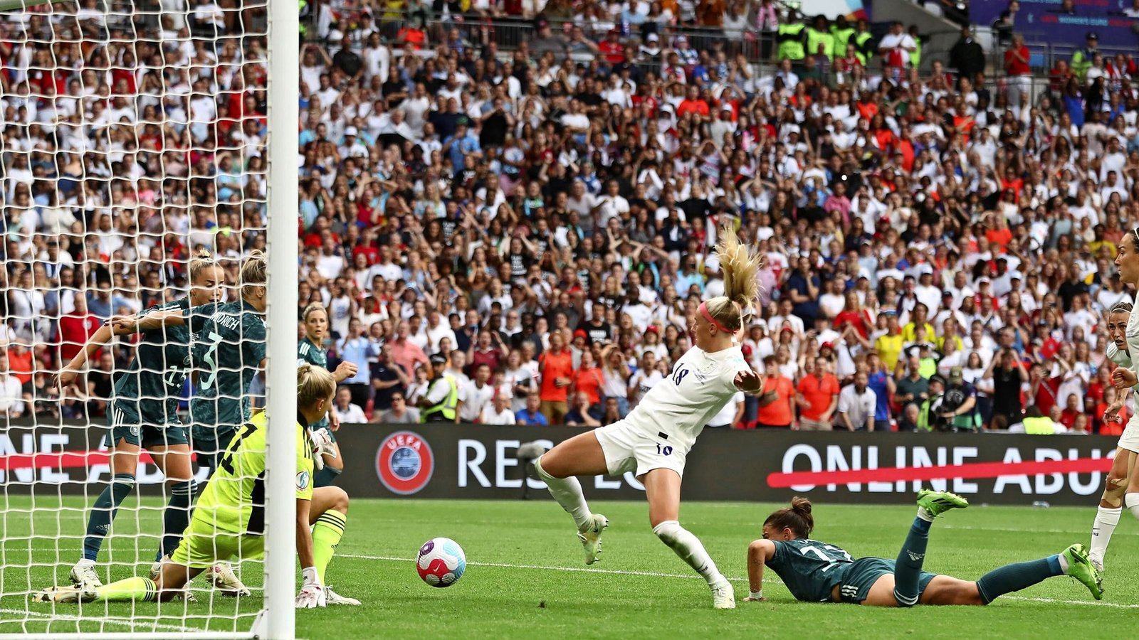 Die Entscheidung in Wembley: Chloe Kelly  erzielt das 2:1 in der Verlängerung gegen die DFB-Elf.Foto: IMAGO//Paul Terry