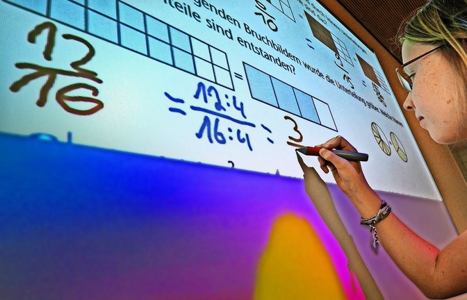 Schüler rechnen am Whiteboard.<span class='image-autor'>Foto: picture alliance / dpa/Uwe Anspach</span>
