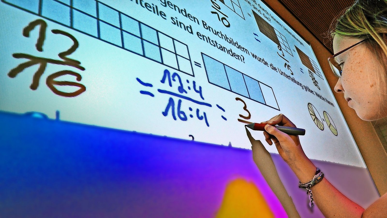 Schüler rechnen am Whiteboard.Foto: picture alliance / dpa/Uwe Anspach