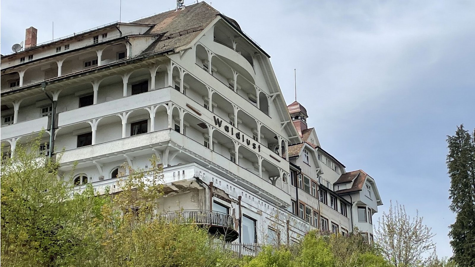 Das altehrwürdige „Hotel Waldlust“ steht seit zehn Jahren leer.Foto: Johannes Schweikle Das altehrwürdige „Hotel Waldlust“ steht seit zehn Jahren leer.Foto: Johannes Schweikle