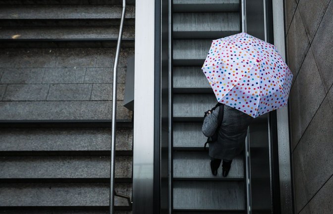 Am Donnerstag sollte man in Baden-Württemberg an den Regenschirm denken.<span class='image-autor'>Foto: Christoph Schmidt/dpa/Christoph Schmidt</span>