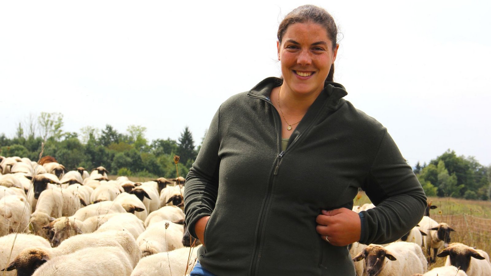 Elischa Serpi inmitten ihrer Herde. Das Schwarzköpfige Fleischschaf eigne sich besonders für die Weide, sagt die 30-Jährige.Foto: Uli Fricker Elischa Serpi inmitten ihrer Herde. Das Schwarzköpfige Fleischschaf eigne sich besonders für die Weide, sagt die 30-Jährige.Foto: Uli Fricker