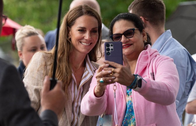 Prinzessin Kate lächelte am Mittwoch in Colchester in viele Handykameras.<span class='image-autor'>Foto: AFP</span>