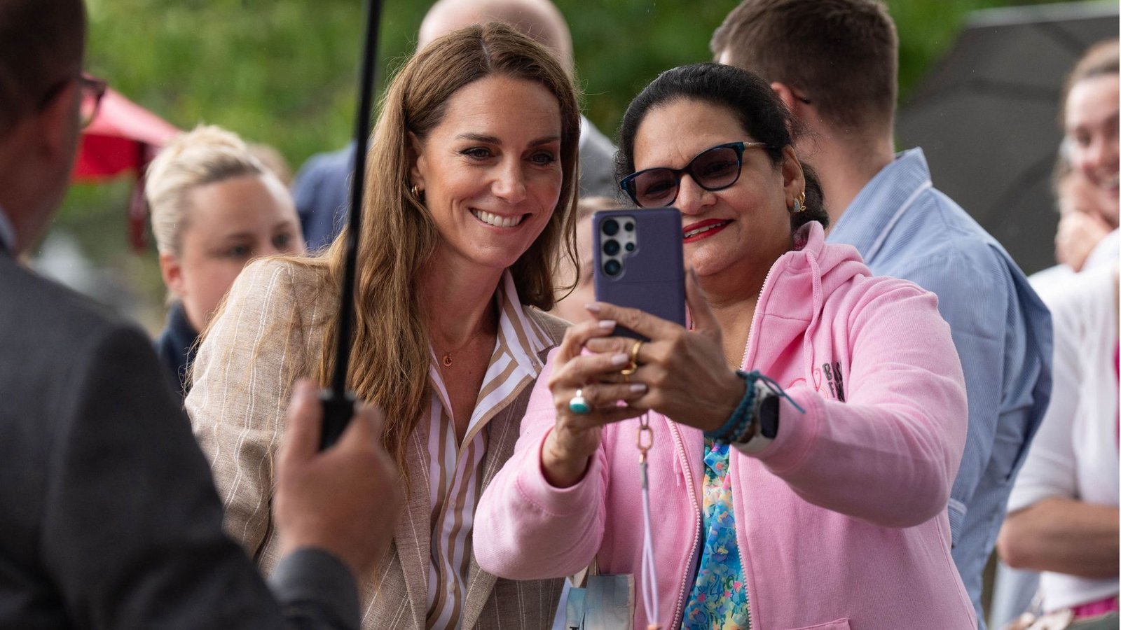 Prinzessin Kate lächelte am Mittwoch in Colchester in viele Handykameras.Foto: AFP Prinzessin Kate lächelte am Mittwoch in Colchester in viele Handykameras.Foto: AFP