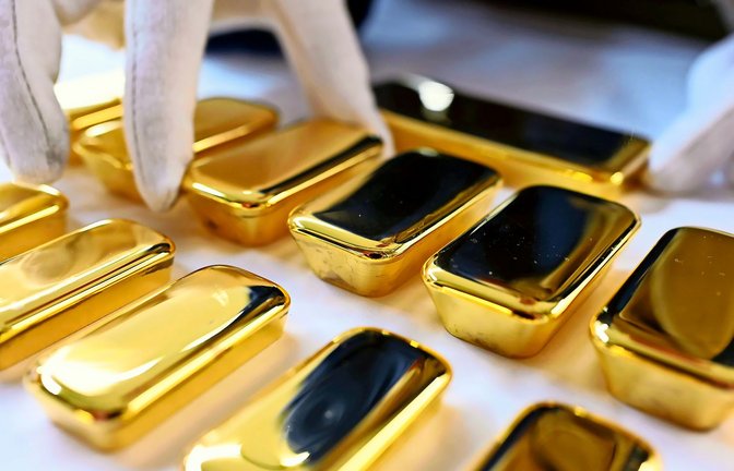 Der 250-Gramm-schwere Goldbarren ist aktuell rund 32.000 Euro wert.<span class='image-autor'>Foto: Uli Deck/dpa/Uli Deck</span>