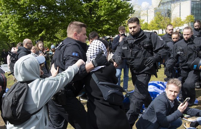 Bei der Räumung eines Camps vor dem Reichstag in Berlin ist es zu Zusammenstößen zwischen Polizei und Demonstranten gekommen.<span class='image-autor'>Foto: dpa/Paul Zinken</span>