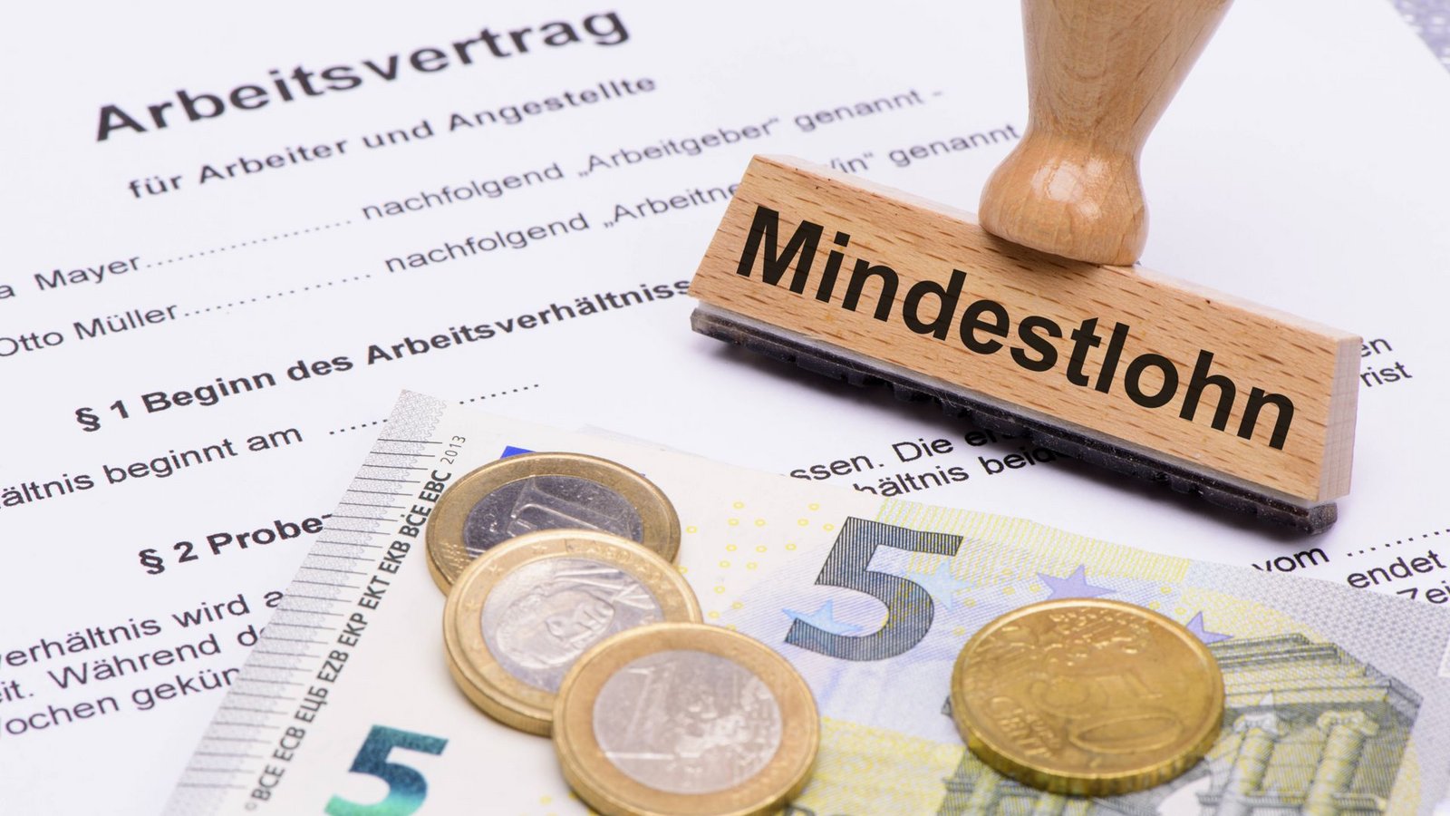 Dem Bundesarbeitsministerium zufolge sollen von der Anhebung rund sechs Millionen Arbeitnehmer profitieren (Symbolbild).Foto: IMAGO/Wolfilser