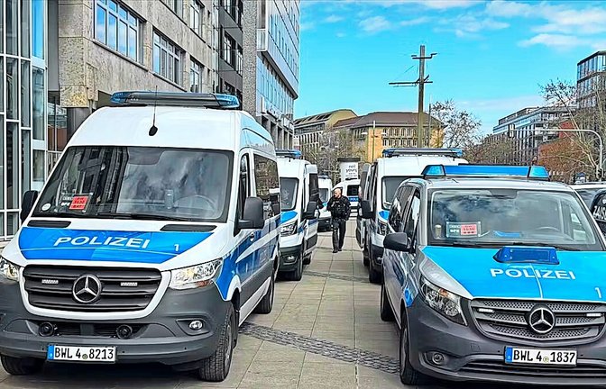 Die Polizei ermittelt nach den Demos – unter anderem wegen verfassungswidriger Gesten, die gezeigt wurden. Die Polizei ermittelt nach den Demos – unter anderem wegen verfassungswidriger Gesten, die gezeigt wurden.<span class='image-autor'>Foto: /Christoph Müller</span>