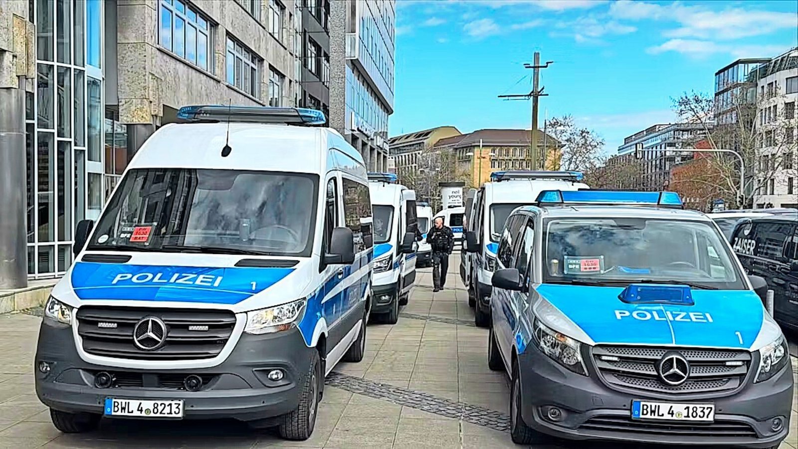 Die Polizei ermittelt nach den Demos – unter anderem wegen verfassungswidriger Gesten, die gezeigt wurden. Die Polizei ermittelt nach den Demos – unter anderem wegen verfassungswidriger Gesten, die gezeigt wurden.Foto: /Christoph Müller Die Polizei ermittelt nach den Demos – unter anderem wegen verfassungswidriger Gesten, die gezeigt wurden. Die Polizei ermittelt nach den Demos – unter anderem wegen verfassungswidriger Gesten, die gezeigt wurden.Foto: /Christoph Müller
