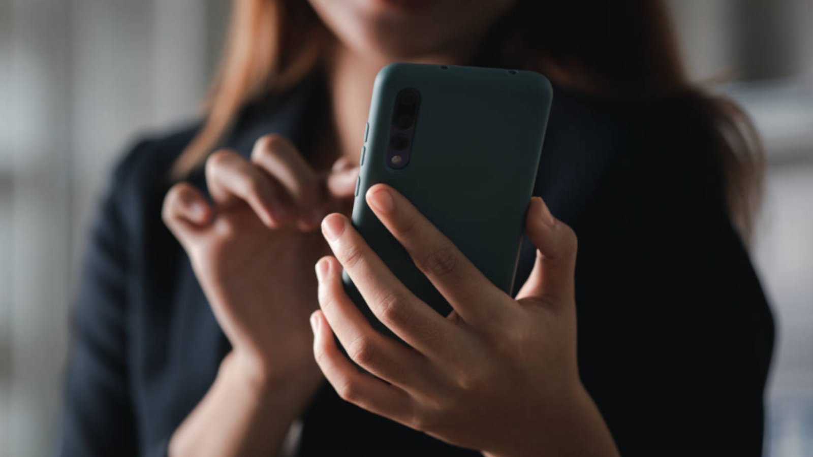 Erfahren Sie, wie Sie Cell Broadcast für Warnnachrichten auf Ihrem Handy aktivieren bzw. deaktivieren. (Warntag 2022)Foto: Pickadook / Shutterstock.com