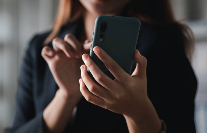Erfahren Sie, wie man Cell-Broadcast für Warnnachrichten auf dem Handy aktiviert bzw. deaktiviert. (Warntag 2025)<span class='image-autor'>Foto: Pickadook / Shutterstock.com</span>