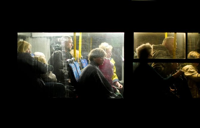 Geflüchtete aus Mariupol kommen mit dem Bus in einem Aufnahmezentrum für Vertriebene in Saporischschja an.<span class='image-autor'>Foto: Francisco Seco/AP/dpa</span>