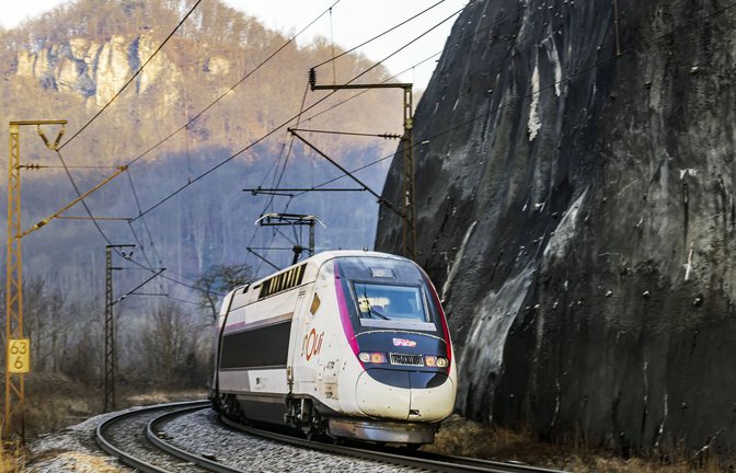 Auch der TGV bummelt heute noch fahrplanmäßig den Felsen an der Geislinger Steige entlang.<span class='image-autor'>Foto: www.imago-images.de/IMAGO/Arnulf Hettrich</span>
