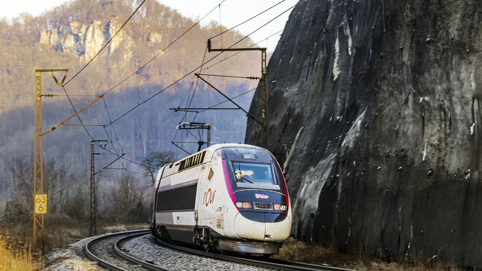 Auch der TGV bummelt heute noch fahrplanmäßig den Felsen an der Geislinger Steige entlang.Foto: www.imago-images.de/IMAGO/Arnulf Hettrich Auch der TGV bummelt heute noch fahrplanmäßig den Felsen an der Geislinger Steige entlang.Foto: www.imago-images.de/IMAGO/Arnulf Hettrich