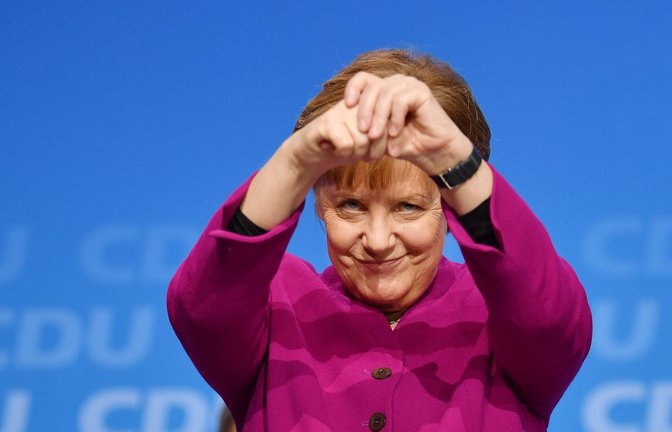 Das Geburtstagskind bedankt sich nach ihrer Rede beim CDU-Parteitag 2018.<span class='image-autor'>Foto: dpa/Bernd von Jutrczenka</span>
