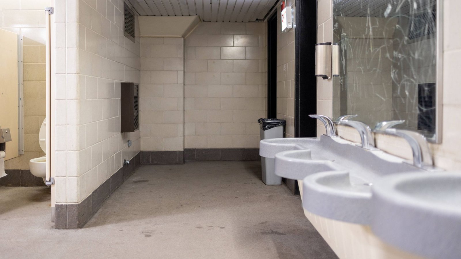 Innenansicht einer öffentlichen Toilettenanlage mit Waschbecken, Urinalen und einzelnen WC-Kabinen. Der Raum ist funktional gestaltet mit Fliesenwänden, Trennwänden und standardisierten Sanitäranlagen. Mulmig ist es einem trotzdem, wenn man an einem solchen Ort muss.Foto: IMAGO/Mario Aurich Innenansicht einer öffentlichen Toilettenanlage mit Waschbecken, Urinalen und einzelnen WC-Kabinen. Der Raum ist funktional gestaltet mit Fliesenwänden, Trennwänden und standardisierten Sanitäranlagen. Mulmig ist es einem trotzdem, wenn man an einem solchen Ort muss.Foto: IMAGO/Mario Aurich