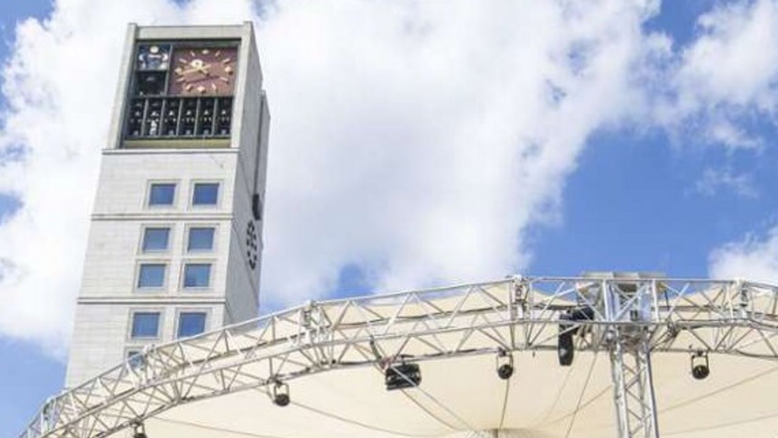 Dieser Schirm stand während der EM 2024 auf dem Marktplatz.Foto: Lichtgut/Leif Piechowski Dieser Schirm stand während der EM 2024 auf dem Marktplatz.Foto: Lichtgut/Leif Piechowski