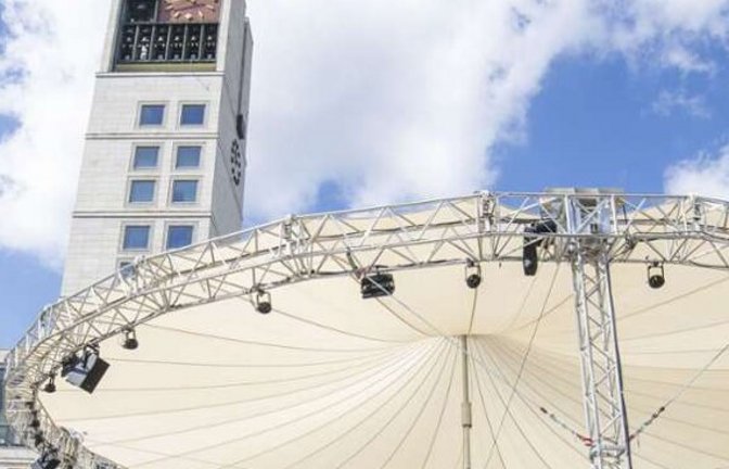 Dieser Schirm stand während der EM 2024 auf dem Marktplatz.<span class='image-autor'>Foto: Lichtgut/Leif Piechowski</span>