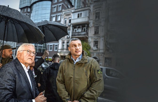 Vitali Klitschko und Bundespräsident Steinmeier 2022 in Kiew.<span class='image-autor'>Foto: dpa/Michael Kappeler</span>