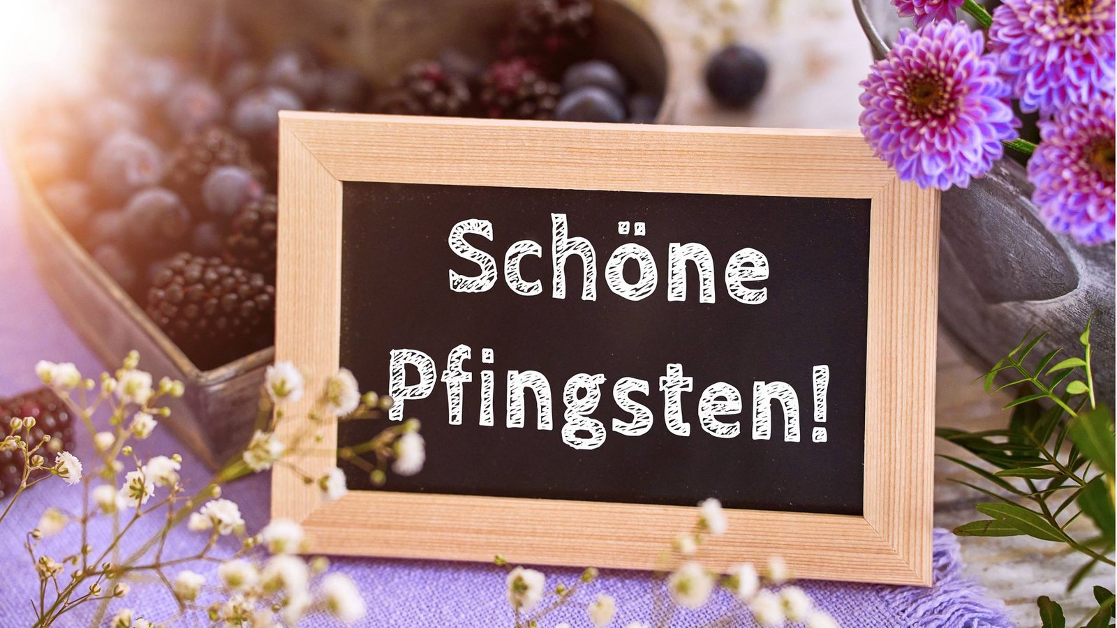 Wer seinen Liebsten digital ein schönes Pfingstfest wünschen will, kann das auch per WhatsApp tun.Foto: IMAGO/Bihlmayerfotografie/IMAGO