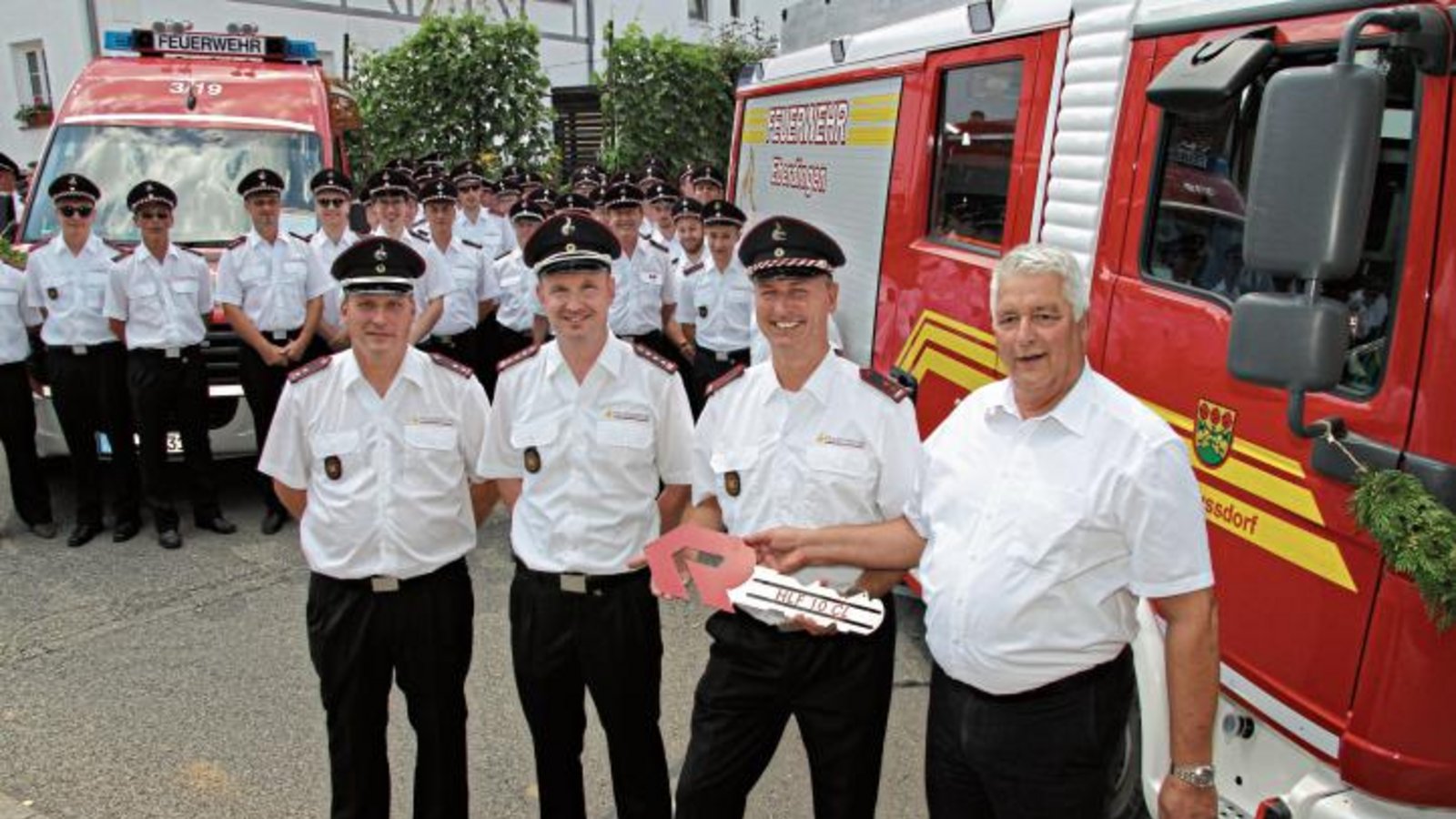 Feierliche Schlüsselübergabe für die beiden neuen Fahrzeuge (vorne von rechts): Bürgermeister Peter Schäfer, Abteilungskommandant Kai Lanik, Kommandant Frank Sattler, stellvertretender Abteilungskommandant Jürgen Gutjahr.  Foto: Banholzer