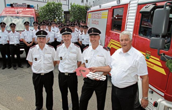 Feierliche Schlüsselübergabe für die beiden neuen Fahrzeuge (vorne von rechts): Bürgermeister Peter Schäfer, Abteilungskommandant Kai Lanik, Kommandant Frank Sattler, stellvertretender Abteilungskommandant Jürgen Gutjahr.  Foto: Banholzer