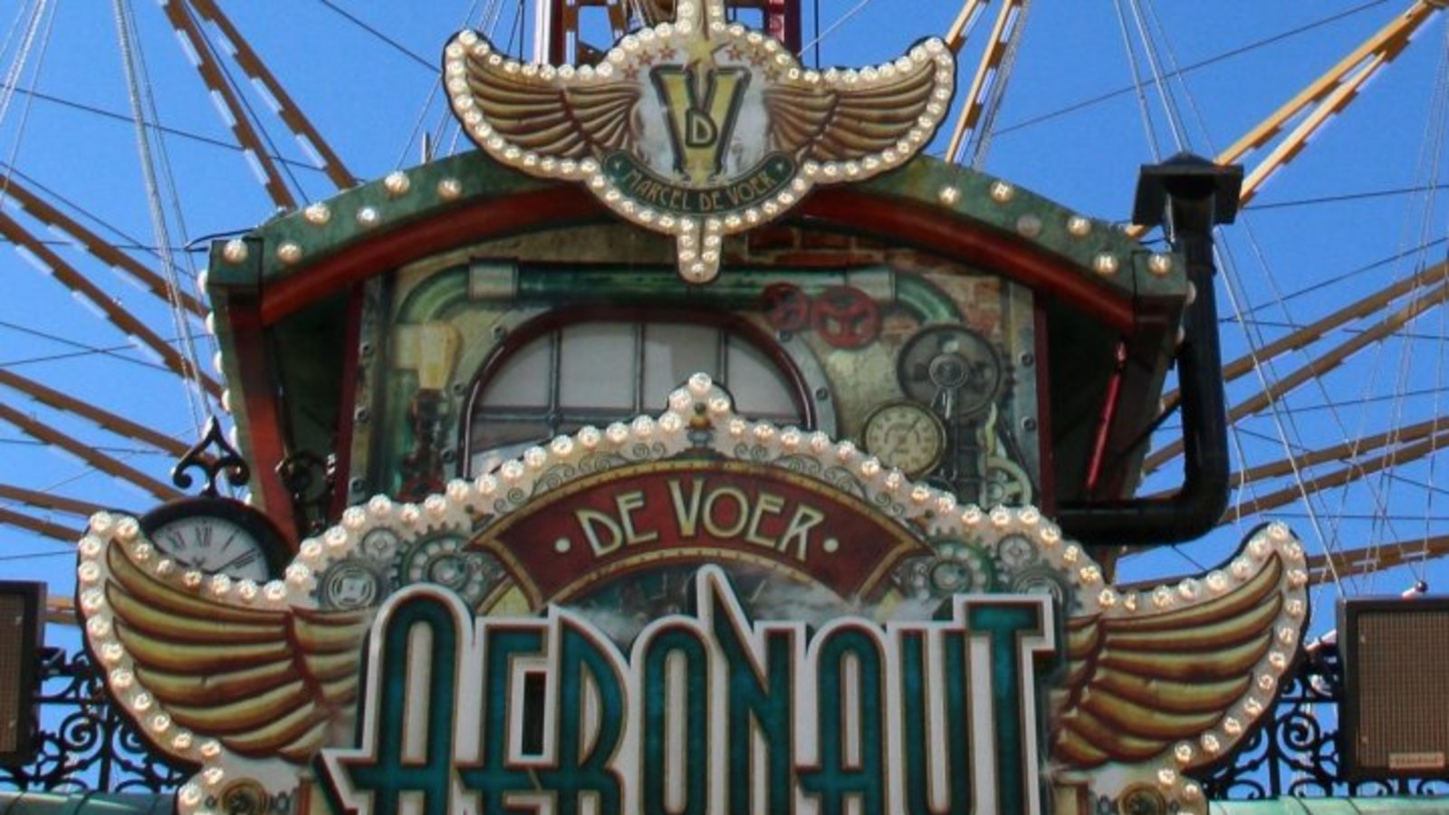 Wer in das 80 Meter hohe Kettenkarussell Aeronaut steigt, sollte schwindelfrei sein. Wer in das 80 Meter hohe Kettenkarussell Aeronaut steigt, sollte schwindelfrei sein.