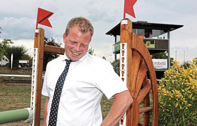 Holger Plogsties sagt nach 20 Jahren Erfahrung als Richter: Dieser Sprung beim Nussdorfer Turnier ist angemessen hoch. Foto: Küppers