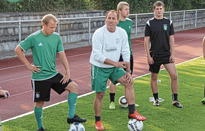 Xhavit Halilaj (Zweiter von links) hat es gerade schwer. Ans Aufgeben hat der Enzweihinger Trainer aber noch nicht gedacht. Foto: Archiv/Nachreiner