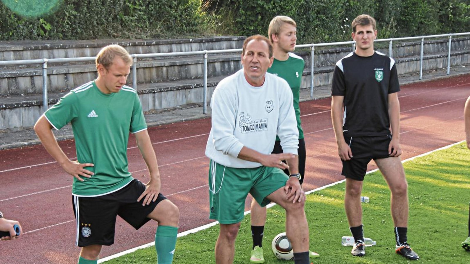 Xhavit Halilaj (Zweiter von links) hat es gerade schwer. Ans Aufgeben hat der Enzweihinger Trainer aber noch nicht gedacht. Foto: Archiv/Nachreiner Xhavit Halilaj (Zweiter von links) hat es gerade schwer. Ans Aufgeben hat der Enzweihinger Trainer aber noch nicht gedacht. Foto: Archiv/Nachreiner