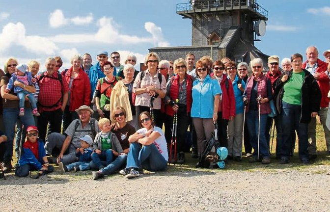 Die Wandergruppe der Ortsgruppe Sachsenheim vor der Wetterstation des Feldbergs.  Foto: p