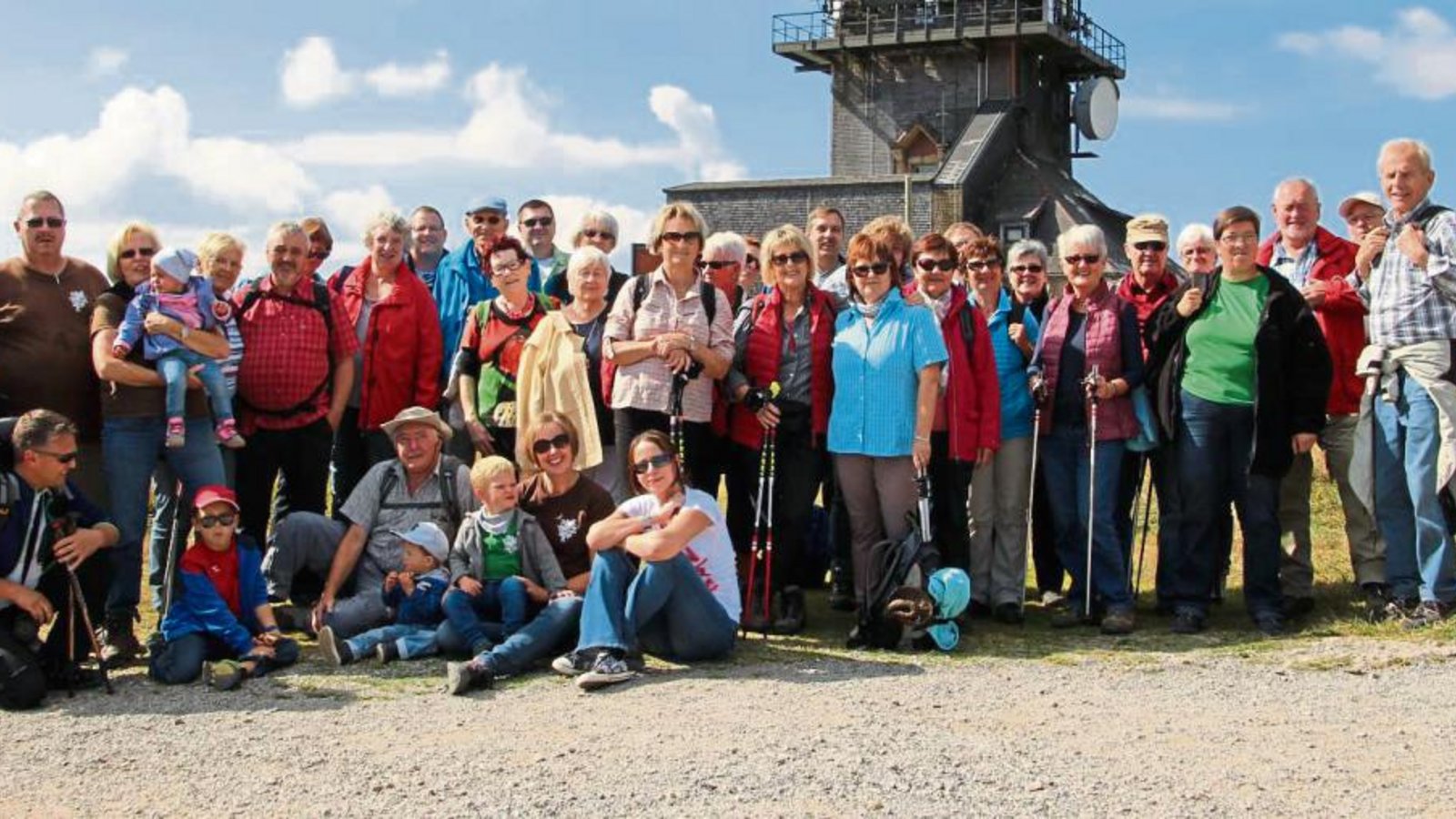 Die Wandergruppe der Ortsgruppe Sachsenheim vor der Wetterstation des Feldbergs.  Foto: p