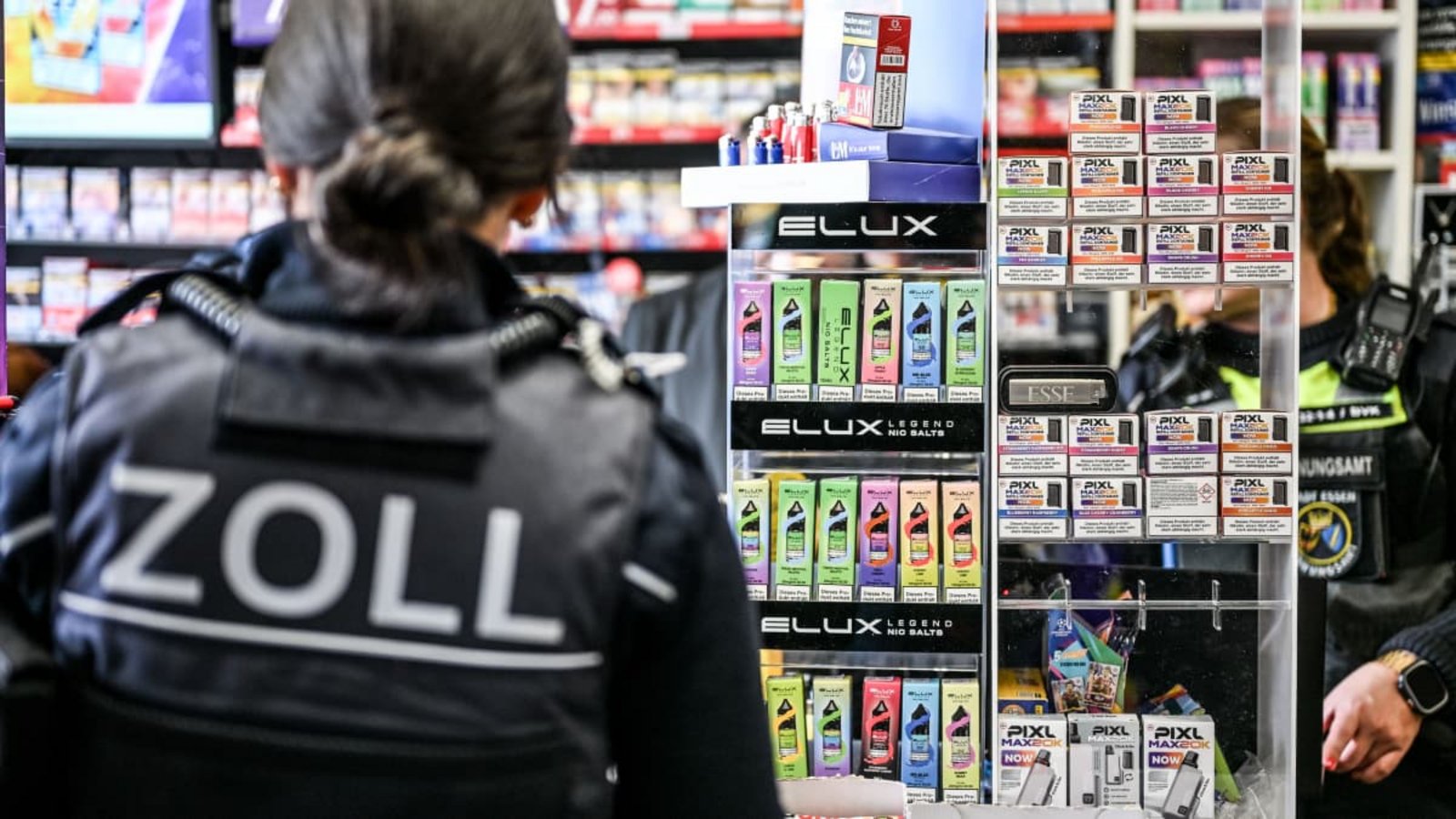 Ordnungsamt und Zoll durchsuchen am 14. Oktober 2026 bei einer Razzia verschiedene Kioske im Stadtgebiet von Essen in NRW.Imago/Funke Foto Services