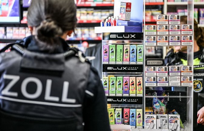 Ordnungsamt und Zoll durchsuchen am 14. Oktober 2026 bei einer Razzia verschiedene Kioske im Stadtgebiet von Essen in NRW.<span class='image-autor'>Imago/Funke Foto Services</span>