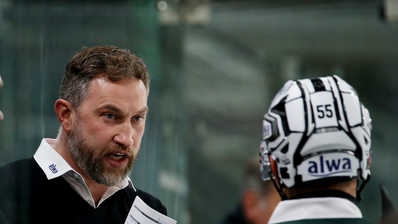 Klärungsbedarf herrscht bei Trainer Alexander Dück (links) und den Bietigheim Steelers. Trotz bester Möglichkeiten verliert das Team aus dem Ellental bei den Saale Bulls. Foto: Baumann Klärungsbedarf herrscht bei Trainer Alexander Dück (links) und den Bietigheim Steelers. Trotz bester Möglichkeiten verliert das Team aus dem Ellental bei den Saale Bulls. Foto: Baumann