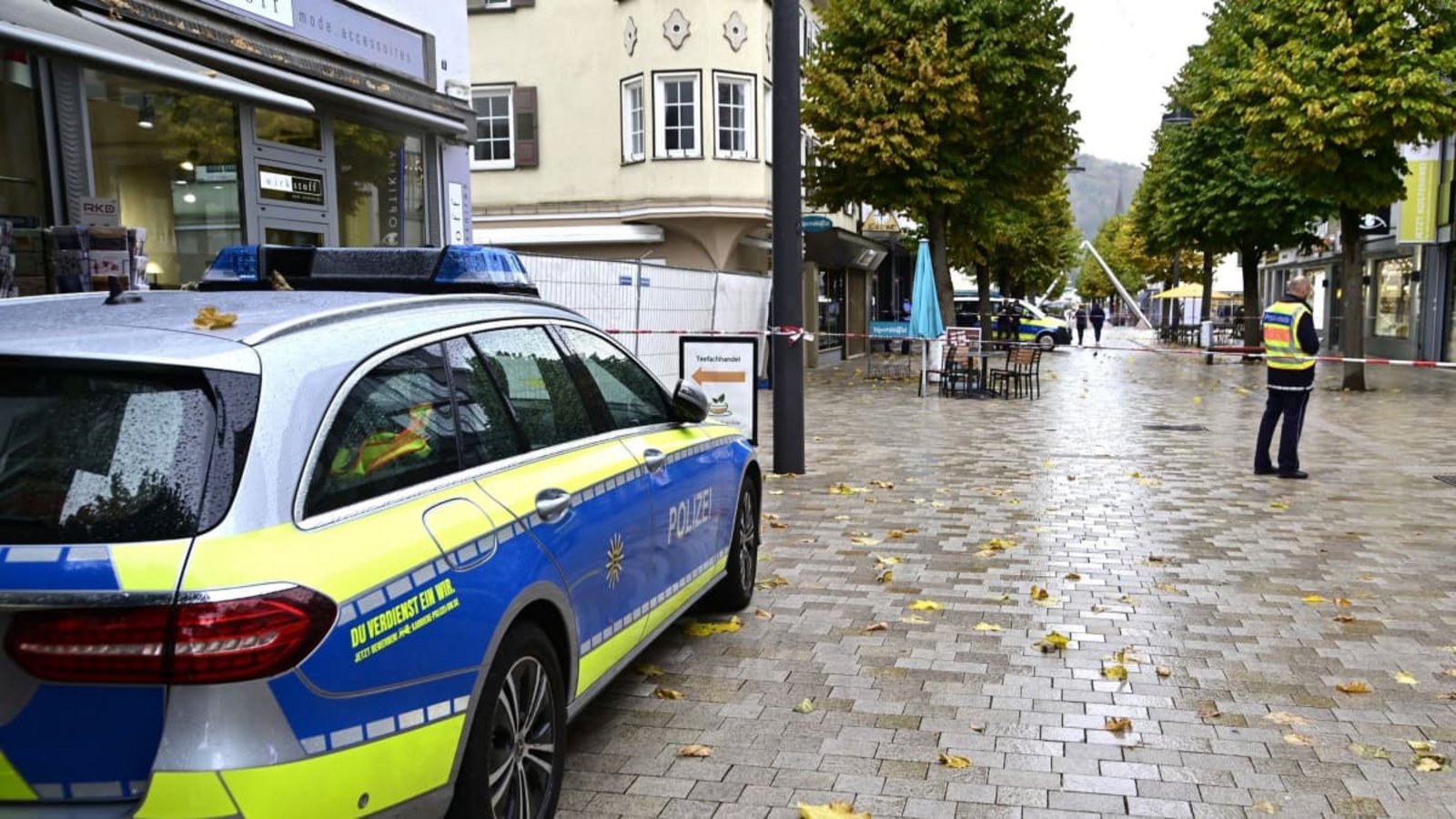 Schusswechsel in Tuttlingen: Einsatzkräfte der Polizei stehen vor einem abgesperrten Bereich zu einem Schusswechsel nahe dem Rathaus.Roland Sprich/dpa