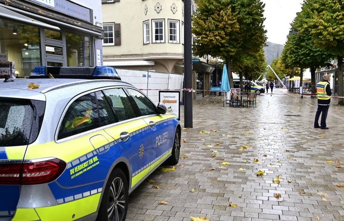 Schusswechsel in Tuttlingen: Einsatzkräfte der Polizei stehen vor einem abgesperrten Bereich zu einem Schusswechsel nahe dem Rathaus.<span class='image-autor'>Roland Sprich/dpa</span>