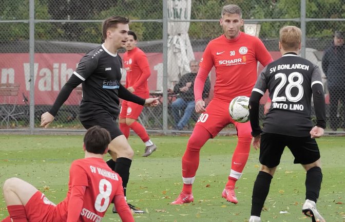 Treffersicherer Oldie: Maximilian Eisentraut (Zweiter von rechts) rettete dem SV Vaihingen im Kellerduell mit dem SV Bonlanden wenigstens einen Punkt.<span class='image-autor'>Günter Bergmann - Photograph</span>