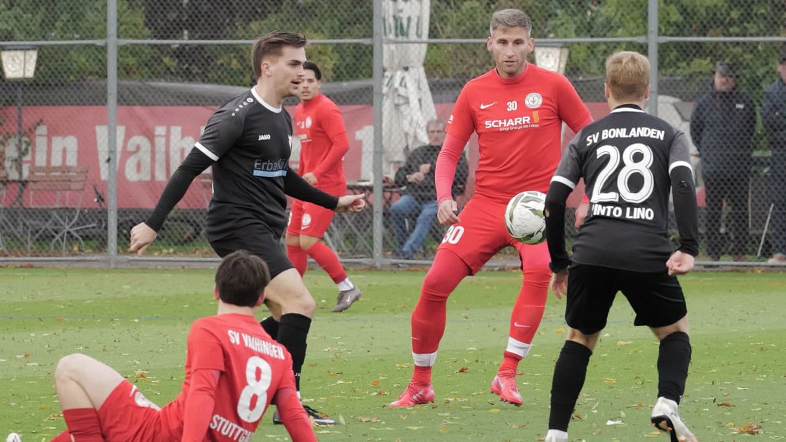 Treffersicherer Oldie: Maximilian Eisentraut (Zweiter von rechts) rettete dem SV Vaihingen im Kellerduell mit dem SV Bonlanden wenigstens einen Punkt.Günter Bergmann - Photograph