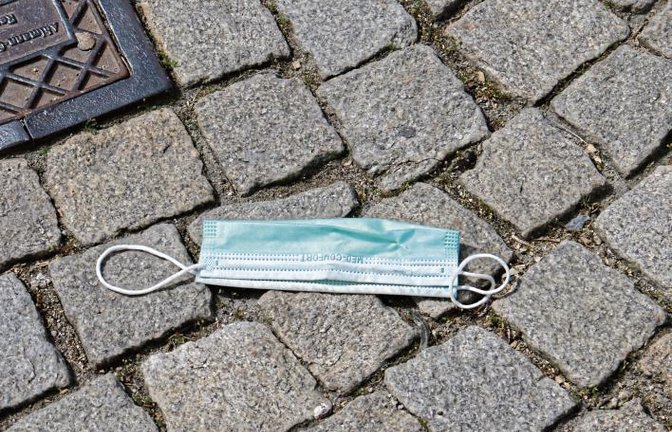 So bitte nicht – diese Masken gehören zur Entsorgung in den Müll.  Foto: Rücker