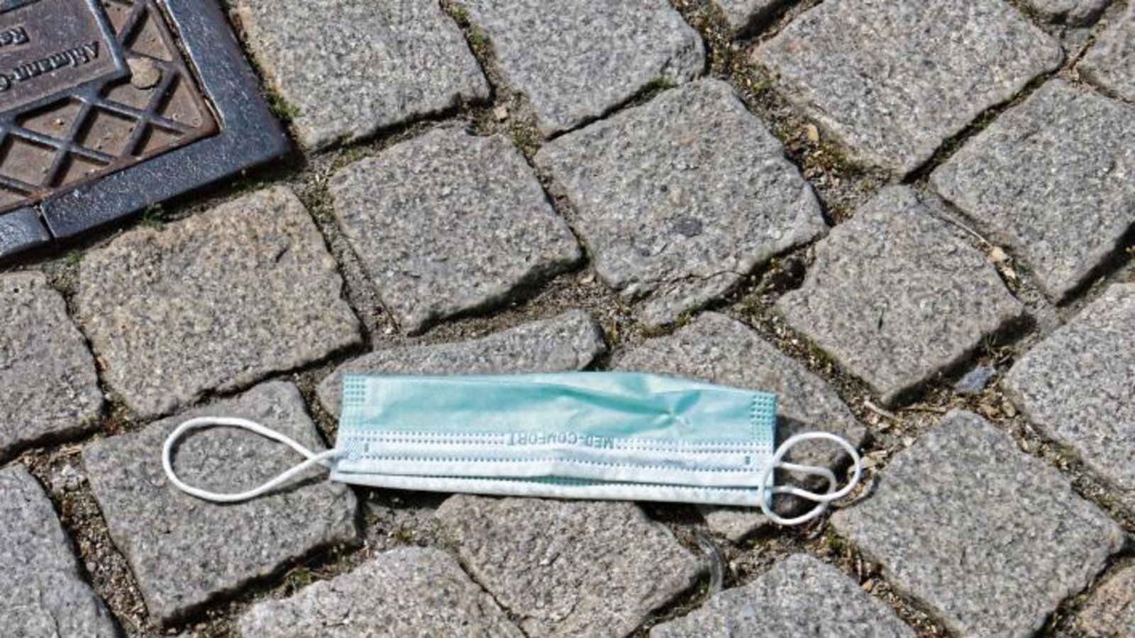 So bitte nicht – diese Masken gehören zur Entsorgung in den Müll.  Foto: Rücker